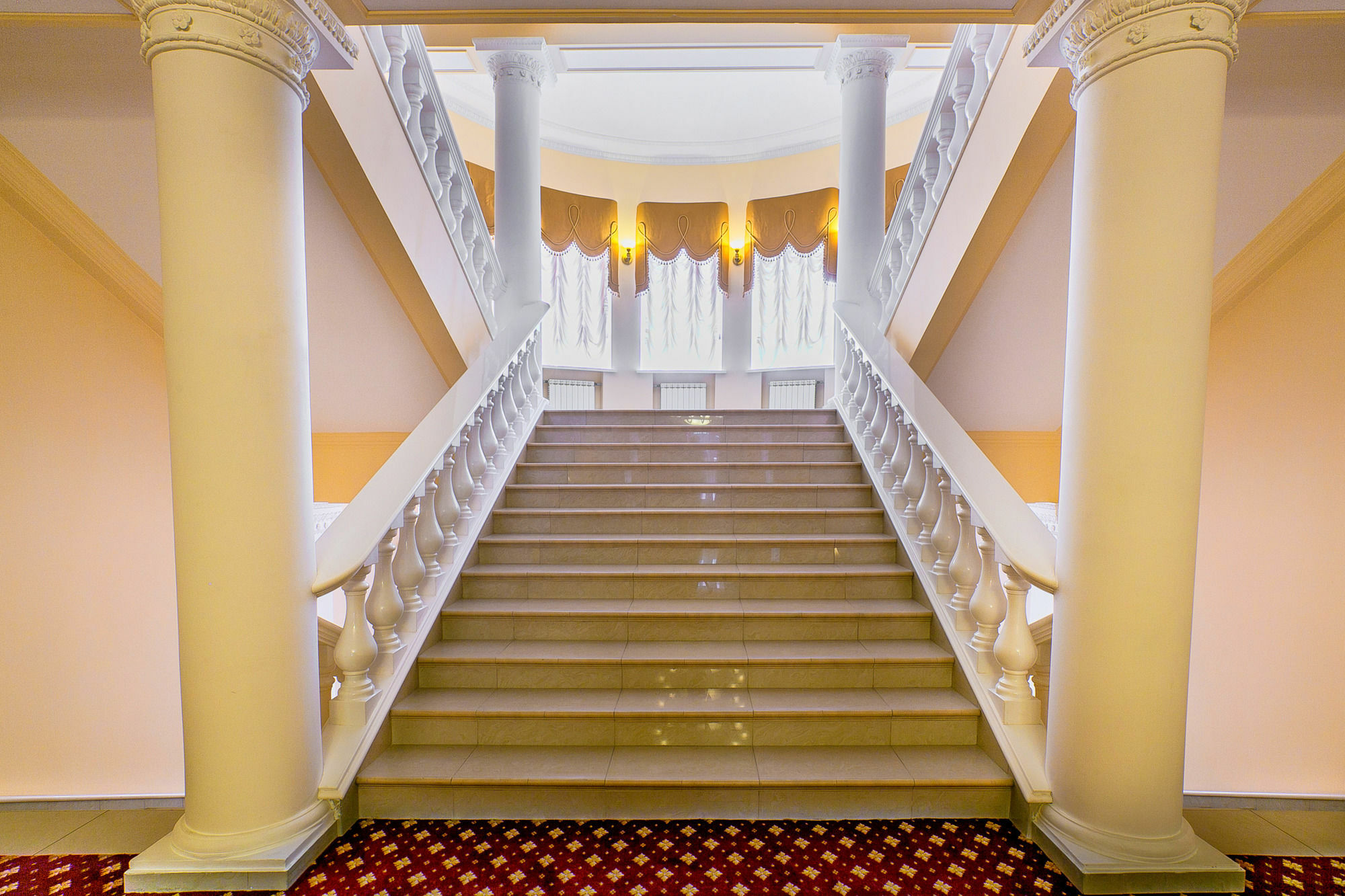 伏尔加格勒酒店 外观 照片 The staircase of the National Museum of the Republic of Dagestan